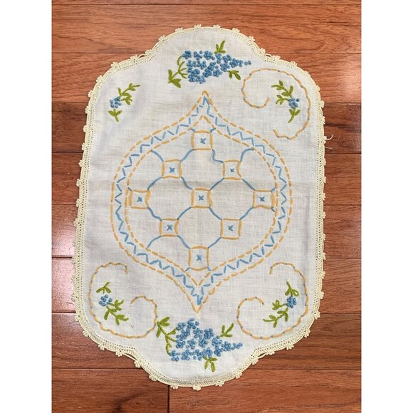 Vintage Embroidered Linen Doily with Floral Design & Crochet Edging 10x16 - Picture 7 of 10